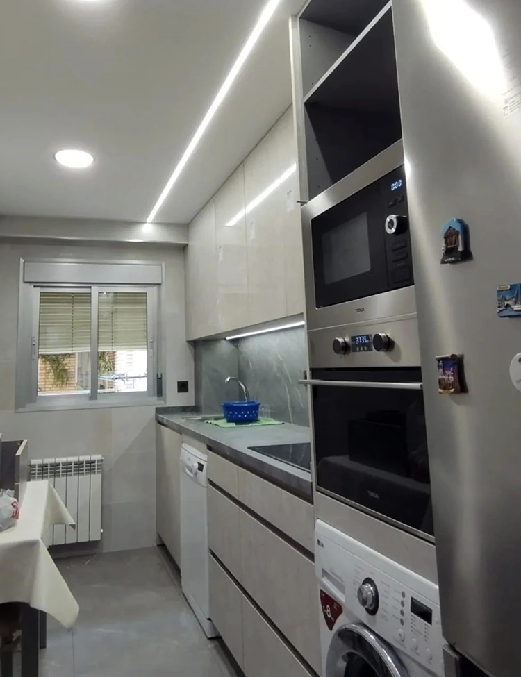 detalle cocina con encimera y armarios