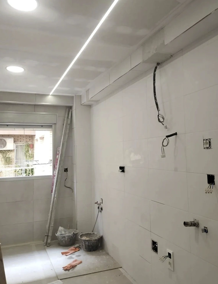 detalle cocina en obras con alicatado puesto