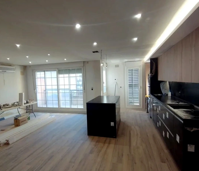 salón cocina con barra americana reformada