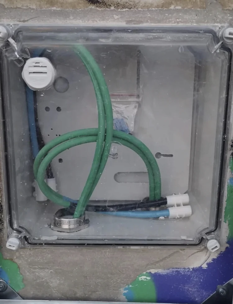 caja de luz con cables verdes