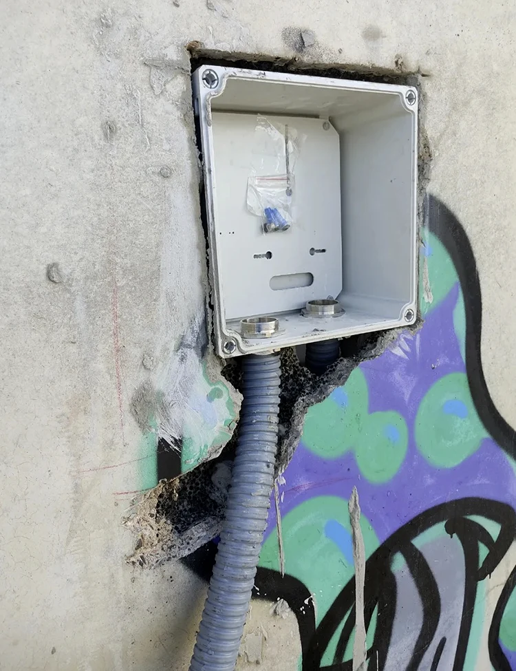 caja de luz empotrada en pared