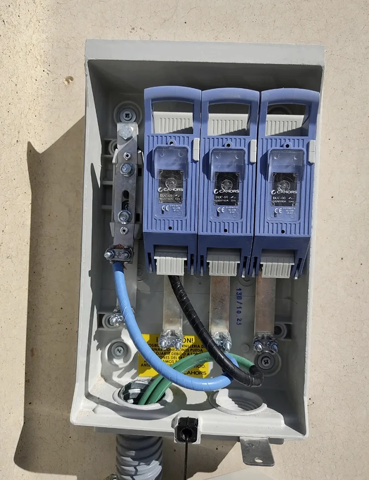 caja de luz con cables conectados